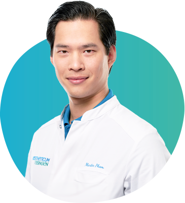 Porträt von Dr. Martin Pham, Experte für plastische und ästhetische Chirurgie in Tübingen. Spezialisiert auf Brustchirurgie, Körperformung und Gesichtschirurgie.